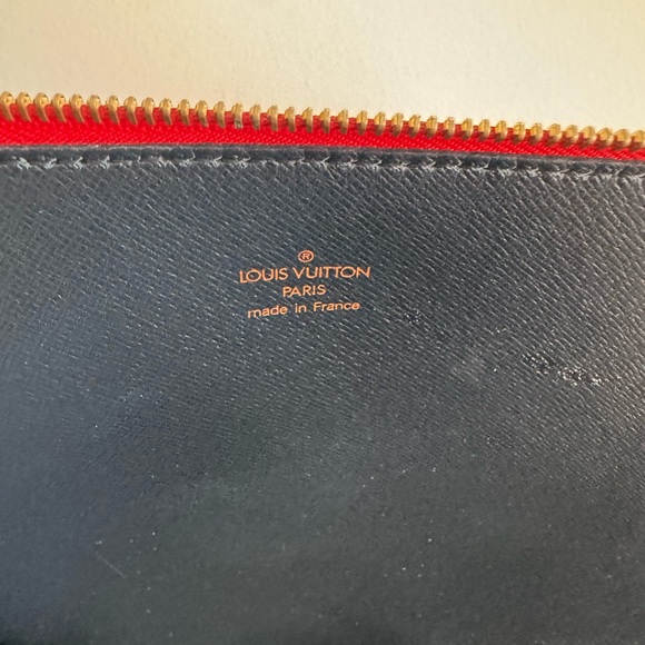 Louis Vuitton Elegant Red Laptop Bag
Length : 39 cm
Height : 28 cm
Width : 2 cm - Picture 4 of 6